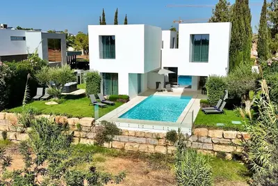 Image de Villa Bea avec son architecture moderne d'une pure simplicité.