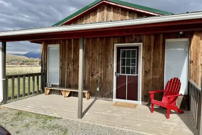 Image de Cozy cottage nestled in Paradise Valley surrounded by mountain views!