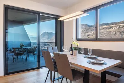 Image de Appartement \"Falser's Mountain Lodge\" avec vue sur les montagnes, terrasse privée et Wi-Fi.