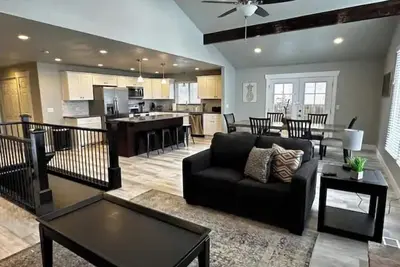 Stellar Sandy Getaway - New Remodel - Big Groups!