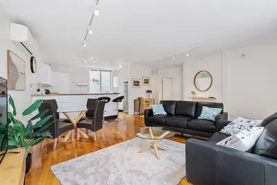 Image de Centre Stage Stroll to the Waterfront