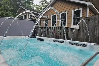 Image de 11Person Hottub, 75\"Tv 4Movie Nights, Close2Downtown/Walk2 Restaurants, Sleeps16