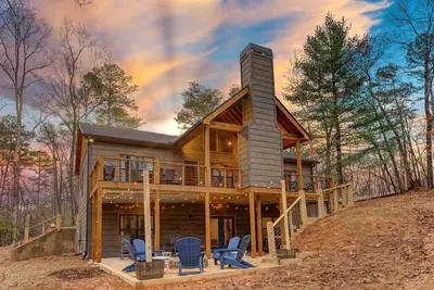 Image de Bucks & Bourbon-Luxury– 3 King Beds • Hot Tub • Fire Pit • Game & Movie Rooms
