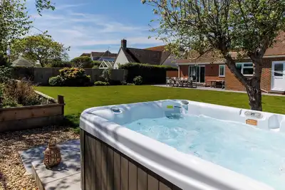 Image de Coastal Retreat for 8 with Hot Tub - Walk to Beach