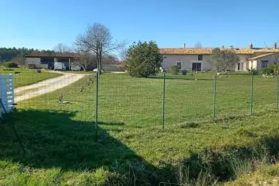 Image de jolie longère en pierre toute équipée