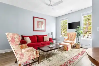 Image de Cozy and Convenient 2br - Steps Away From King St!