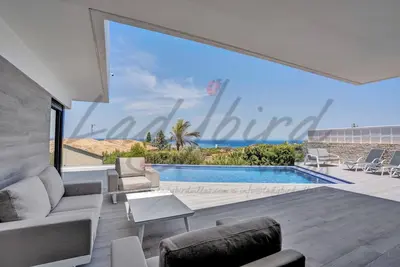 Image de Villa moderne avec piscine à débordement