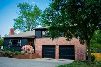 Image de Entire Home Quiet Neighborhood\n6 bedrooms, 8 beds, 3 bathrooms