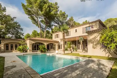 Image de Belle villa avec piscine, au calme, au milieu des pins
