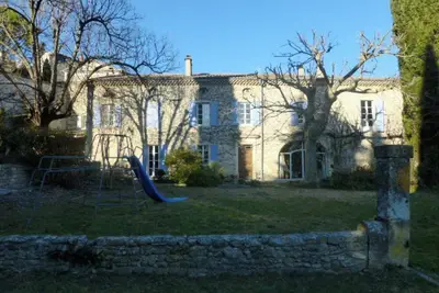 Image de Mas Provençal 18e avec piscine et jardin cloturé dans village