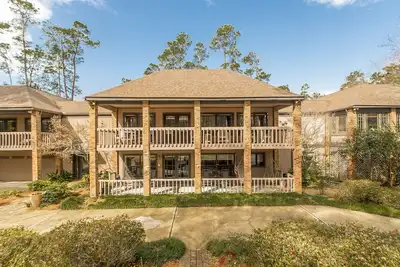 Image de Beautiful waterfront paradise with water access, pool, tennis court.