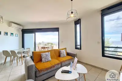 Image de T2 avec vue mer – Le Soélia*** – proche centre-ville de Saint-Pierre