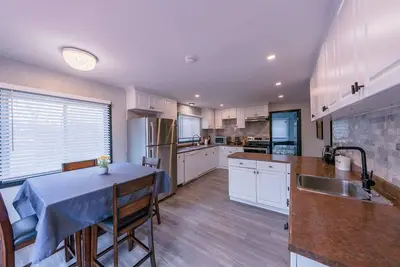 Image de Beautiful Waterfront Cottage backing onto Crowe River!