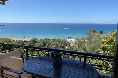 Image de Papadatos Family Apt With Amazing View - 5mins from the beach on foot.