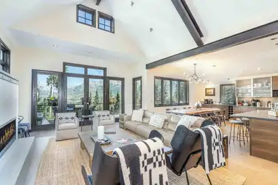 Image de Private Home in Ski Ranches by InvitedHome | Hot Tub, Spa, Parking, Hiking Acces
