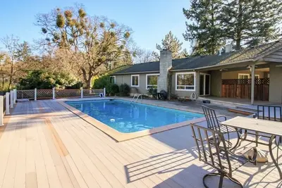 Image de Capital House- Private Getaway with Pool!