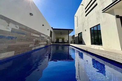 Image de Laguna Shore Thing, modern beach house w/ private pool, resort, sleeps 20