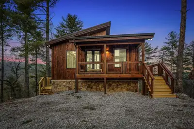 Image de \"This cabin is absolutely beautiful and in a gorgeous and quiet area! \"
