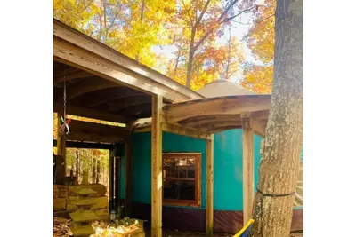 Image de Three-story Blue Ridge Yurt getaway