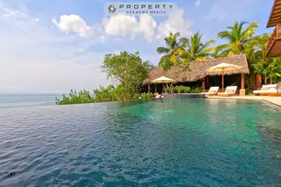 Image de Luxury beachfront villa with spectacular bay views / Casa Dewi