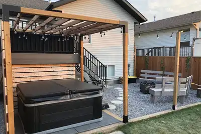 Image de Cheerful, cozy 4 bedroom house w/ hot tub and firepit area
