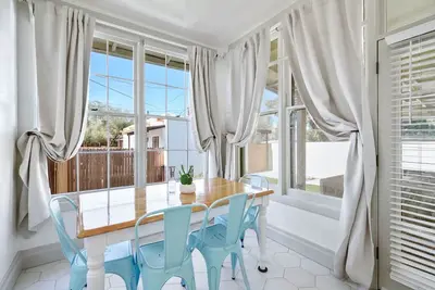 Image de Historic Home- Walk to 4th Ave & U of A!