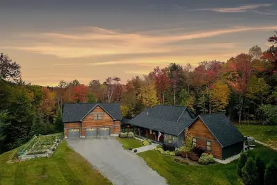Image de Spacious home minutes from Mt Snow and Stratton ~with game room, sauna & hot tub