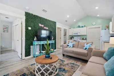 Image de Family Friendly Beach Haus Community Pool.