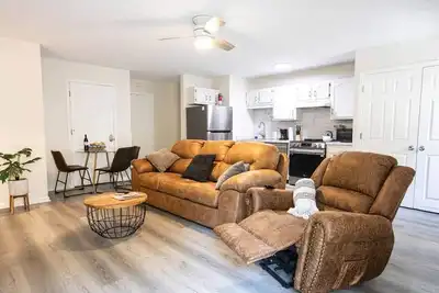 Image de Pet-Friendly King Bed Stay w/ Screened Porch | Pigeon Forge