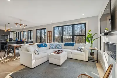 Image de Beautifully built Cape Elizabeth home nestled in the woods on 2. 5 acres