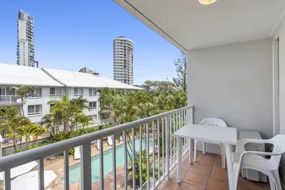 Image de 2-Bedroom Central & Quiet Pool View Apartment