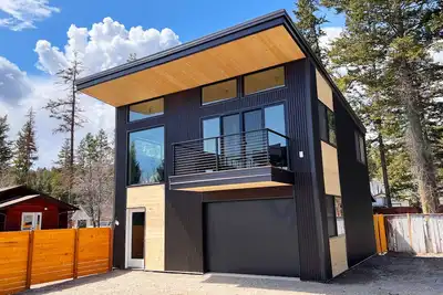 Image de Modern Retreat with Game Room and Lake Views