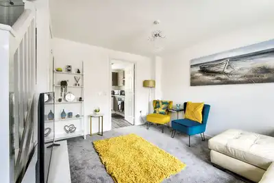 Image de 2-Bedroom Holiday Home With Private Garden & Parking