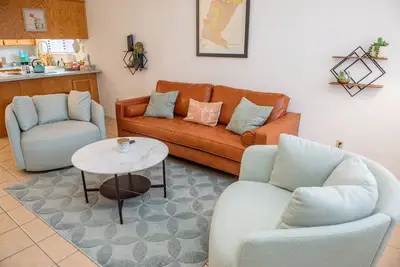 Image de Newly furnished Townhouse! 2-mins from Mcas  (family friendly)