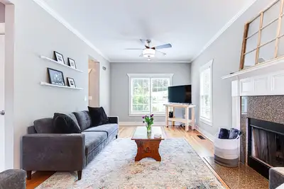 Home Away From Home - Downtown, Dining, & Shopping