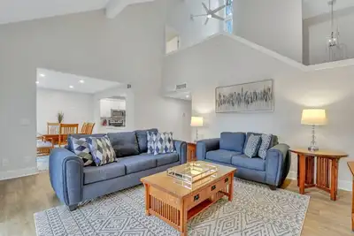 Image de Sea Pines | Free Bikes & Activities | Heritage Villa | Steps to Harbourtown Restaurants & Shops