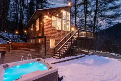 Image de Secluded/Hot Tub/views! Minutes to Everything!
