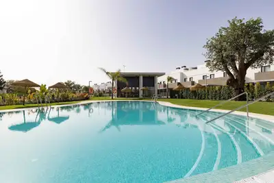 Image de Modern four bedroom house with Golf Course views