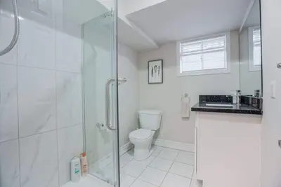 Image de Lovely and cozy 3 beds Basement Apartment