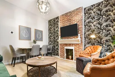 Image de ★ HostWise Stays ★ Stunning Remodel, Off-Street Parking, Amazing Location!