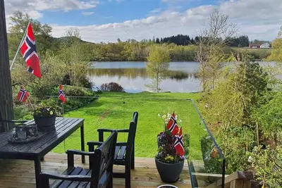 Image de House with big garden by water