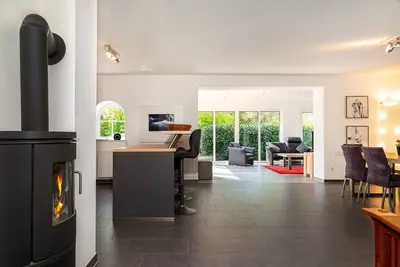 Image de Frisch Renoviertes und Zentral Gelegenes Ferienhaus in Ruhiger Lage