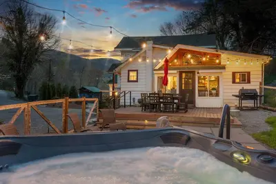 Image de 7 Miles to Dt Avl, Hot Tub, Mountain View, Fenced Yard, Pet-Friendly