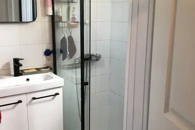 Image de single storey house with garden in winter town