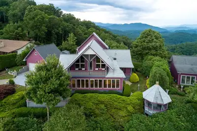 Eagle's Nest Lodge and Apts