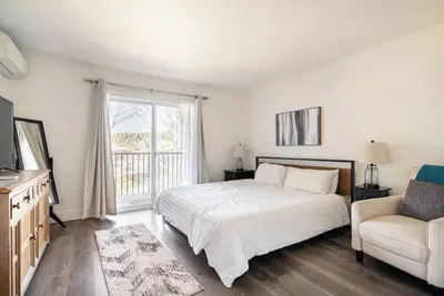 Image de Walk to Downtown & River Bend! Fireplace, quiet