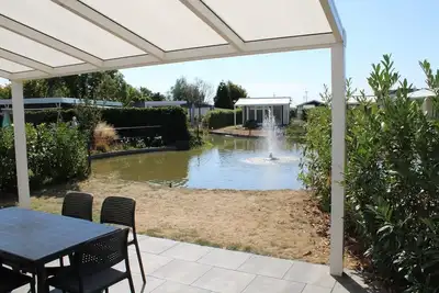 Image de Nicely located by a cozy pond.