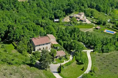 Image de Traditional Tuscan apartment in a cozy vacation farmhouse.