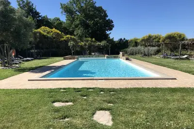 Image de Appartement dans un hôtel \"Appartamento Cipresso\" avec piscine partagée, Wi-Fi et climatisation.