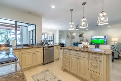 Image de 3\/2 Canal Front Home with Pool near Tigertail